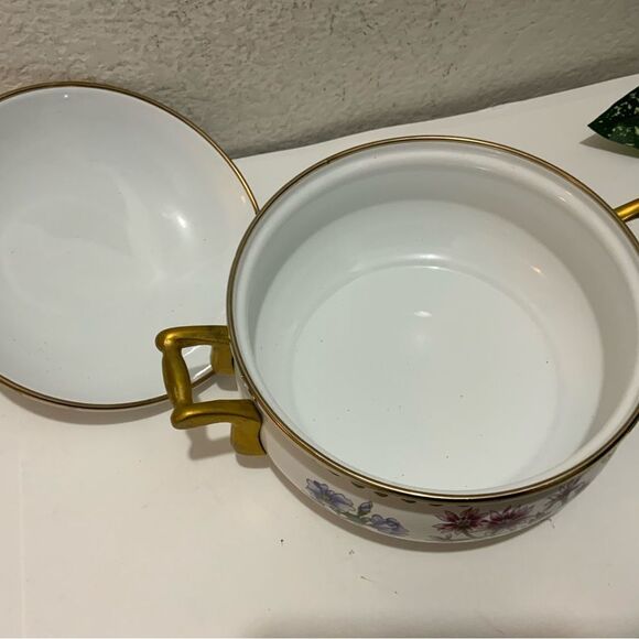 New Regency Club enamel floral Dutch oven with brass handles and lid - Picture 10 of 11